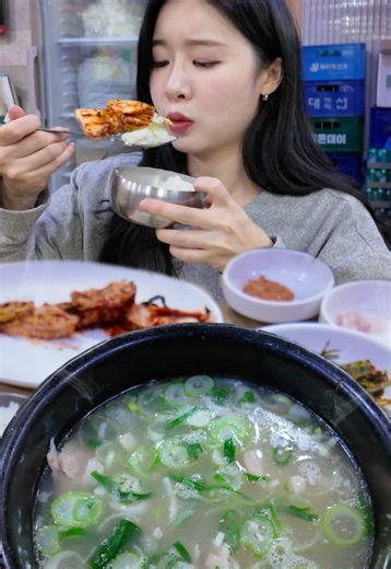부산 국밥기행 🐷 본전돼지국밥! 부산역 바로 앞, 기차 타기전 먹어야함 닭곰탕st의 돼지국밥 찾는다면 이곳! 20살에 부산 처음 여행왔을 때 먹은 추억의 국밥집 저는 이 집 겉절이 김치랑 정구지무침 참 좋아해요,,❤️ 오랜만에 왔더니 외국분들도 많이 보이시더라구요! 역시 국밥은 사랑입니다,, 👍🏻 🐷 돼지국밥 / 10,000원 🏠 본전돼지국밥 📍 부산 동구 중앙대로214번길 3-8 ☎️ 051-441-2946 ⏰ 월~일 09:00 – 21:00 #국밥 #부산맛집 #먹방 #asmr #mukbang