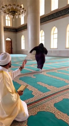 امرأة يلبسها جني: قفزة مذهلة وتسلق جدار! 😱🔥👻