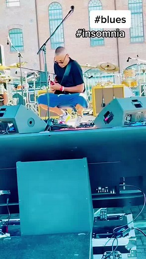 Mastering the Blues: Electric Guitar Performance Outdoors