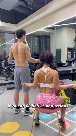 Transform your posture and confidence with every rep — sculpt a strong, feminine back that radiates power and elegance! 💪✨ #fitness #newyearnewme #homeworkout #resistancebandworkout #newyear