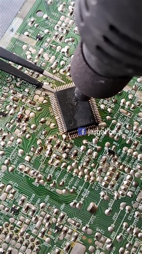 Removing the HBT 05 - 001G program IC with Hot Air Rework Station#desoldering #smdic #hotairstation