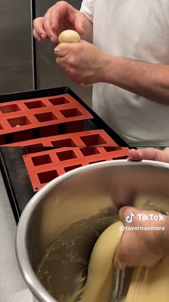 Ba-bà, due sillabe piene d'amore. Fatto a mano, con cura e dedizione dal nostro pastry chef e guarnito con crema inglese e fragoline di bosco: la semplicità di un dolce speciale, che sa di festa e tradizione. Siamo a Torre del Greco, in II Traversa Principal Marina numero 16. / Parcheggio custodito a 20 metri / *** Ba-ba, two syllables full of love. Handmade, with care and dedication by our pastry chef and garnished with custard and wild strawberries: the simplicity of a special dessert, which t
