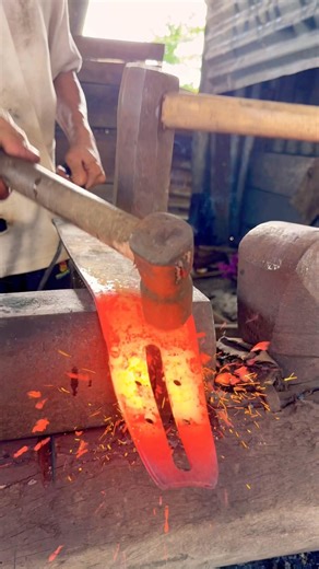 the process of making coconut shell from bar sinso ingredients #blacksmith #traditionalcraft #hand