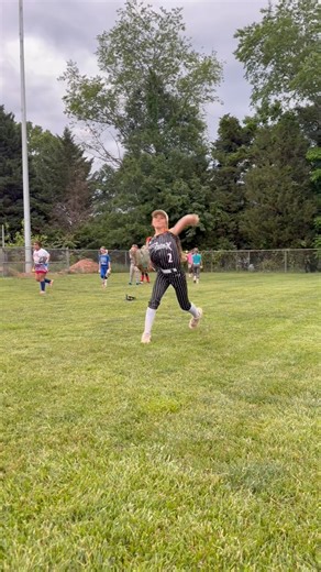 Outfield drill working on pushing out (not up) into a crow hop. Start on your glove foot - righties will start on their left foot and lefties will start on their right. Make sure you’re hopping far out in order to gain some ground and really push. Showing a little lefty love here 🫶🏼 #outfield #softball #baseball #outfielddrills | MegRem Softball