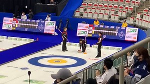 China make a perfect draw to the button against two Swedish stones to open with a single point! 🇨🇳 #WWCC2021 | World Curling