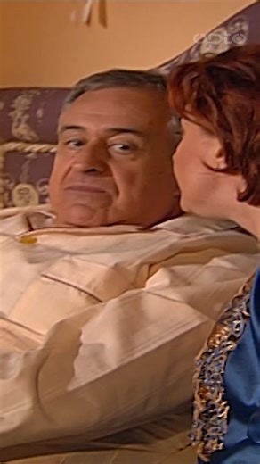 Talvez a frase mais icónica da série, "a mim ninguém me dá baile"!🤣 Também já estavas com saudades de 'Aqui não Há Quem Viva'? Estreia dia 23 na Opto!😁 📺 Aqui Não Há Quem Viva EP1 | Disponível na Opto #optosic #AquiNãoHáQuemVivaOpto | Opto.SIC