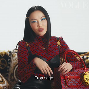 Quelle magie se cache dans les sacs #VersaceLaMedusa, #VersaceLaGrecaSignature et #VersaceVirtus ? Découvrez-le avec @devonleecarlson, @jessicawang et @vanessahong au fil de leurs préparatifs pour la fête de Noël de @donatella_versace #VersaceHoliday dans "The Style Council", un film Vogue x @Versace. #TheVersaceStyleCouncil | Vogue France