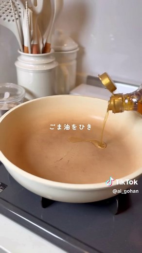 ▽レシピはこちら ⋱ 豚バラ白菜のとろ旨煮⋰ フライパンひとつで作れるので忙しい日に ぴったり👌🏻ˊ˗ 寒い日に食べたくなるほっと温まる一品です🧣♡ もちろんごはんとの相性も抜群なので 丼にして食べても◎ ぜひ作ってみてください･ᴗ･ ┈┈┈┈┈┈┈┈┈┈┈┈┈┈┈ 〖豚バラ白菜のとろ旨煮〗 材料(2人分) ・豚バラ薄切り肉…200g ・白菜…1/8株(250g) ・うずらの卵(水煮)…10個 ・ごま油(焼き用)…大さじ1 ⚪︎水…300ml ⚪︎酒…大さじ1 ⚪︎片栗粉…大さじ1 ⚪︎オイスターソース…大さじ1 ⚪︎醤油…大さじ1 ⚪︎鶏がらスープの素…小さじ1 ⚪︎砂糖…小さじ1 ⚪︎おろししょうが…小さじ1 ⚪︎塩コショウ…適量 ・ごま油(仕上げ用)…小さじ1 ・黒コショウ…適量 ①豚肉は食べやすい大きさに切る。 白菜はざく切りにする。 ②フライパンにごま油をひき、豚肉と白菜を中火で炒める。 ③豚肉に火が通り白菜がしんなりしたら、混ぜ合わせた⚪︎とうずらの卵を加えてとろみがつくまで混ぜる。 ④火を止めてごま油をまわしかける。 器に盛り付けて黒胡椒をかけたら完成~！ 📋po