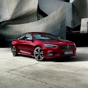 Graças ao sistema de travagem de emergência com deteção de peões, o novo Insignia vai oferecer segurança a todos na rua. http://s.opel.com/f2uht | Opel