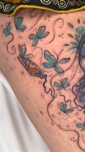 A character that marked my childhood: Corpse Bride, is a stop-motion animated film directed by Tim Burton, set in the Victorian era, which tells the story of Victor Van Dort’s mistake in accidentally marrying the ghost bride, Emily. Based on a Russian-Jewish folktale, it addresses themes such as love, death, and freedom with a dark and, at the same time, melancholic visual style. #corpsebride #corpsebriderattoo #scarlathlouyse | Scarlath Louyse