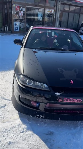 クルマドー カスタムファクトリー 【公式】 on Instagram: "雪国あるある その2 車で雪かきが楽しくなって、やめられなくなる（笑） ドリフト雪かきが冬の日課のクルマドーさっちゃんは、 日本でも数少ない国際Cドライビングライセンスを持つ、 女性レーシングドライバーです！ 激戦のトヨタガズーレーシングヤリスカップ2024関東シリーズ シリーズチャンピオンなのに、 レースよりドリフトが得意😁 クルマドーカスタムファクトリーは、車好きな皆さまのご利用お待ちしております！ #クルマドーカスタムファクトリー #kurumadohcustomfactory #クルマドーさっちゃん #クルマドーカスタムファクトリーs15"