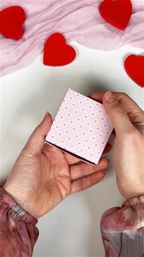 📦 Origami-Box im Streichholz-Stil Ich habe ein Tutorial gedreht, wie man eine Box in Form einer Streichholzschachtel faltet. Größe: 7 × 7 cm (≈ 2.8 × 2.8 in) Material: 2 Blätter 20 × 20 cm (≈ 7.9 × 7.9 in), 70 g/m² Technik: Origami doppelseitiges Rollklebeband Perfekt für kleine Geschenke oder Überraschungen ✨ | Raushan Willms