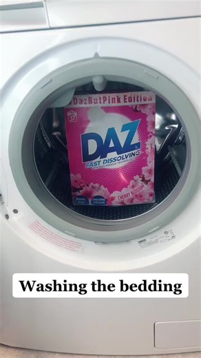 Love this #daz powder ❤️ #laundry #laundrytok #cleantok #washing #washingbedding #fyp #laundryday #cleaning #cleaningtiktok #momlife #scentbooster #cleanwithme #foryou #foryoupage