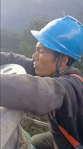 ⚡ Lineman: One of the Most Dangerous Jobs on Earth! #UtilityWorkers #HeroesInTheSky #HighVoltage 💪.