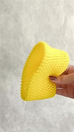 clip-4046201761-yellow-foam-net-fruit-hand-packaging-transportation