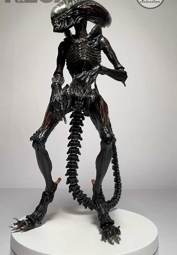 NECA Ultimate Scorched Xenomorph: Alien Romulus Edition