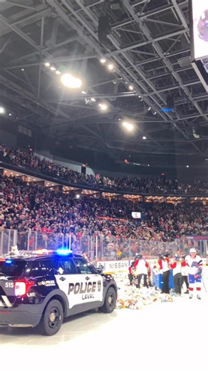 Lors du match du 𝕃𝕒𝕟𝕔𝕖𝕣 𝕕𝕦 𝕥𝕠𝕦𝕥𝕠𝕦, qui se tient aujourd’hui à la Place Bell, nous avons amassés 1️⃣1️⃣ 8️⃣8️⃣5️⃣ peluches. Au cours des prochains jours, ils seront lavés et redistribués à 31 organismes de la région. MERCI aux généreux partisans du Rocket de Laval! 🙌👏🤩 | Service de police de Laval