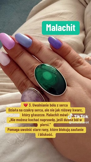 Malachit to kamień mocy, transformacji i ochrony – ale to nie jest delikatny przyjaciel. To kamień, który wyciąga z Ciebie syf, a potem mówi: „No, to teraz się z tym zmierz.” ⸻ 🌿 Właściwości malachitu – duchowe i energetyczne: 🛡️ 1. Ochrona energetyczna (ale nie subtelna!) \t•\tDziała jak tarcza psychiczna – odbija złe intencje, wampiryzm emocjonalny, cudze projekcje. \t•\tSzczególnie mocno chroni w toksycznych relacjach – ale uwaga: może przyspieszyć rozpad tego, co niezdrowe. 🔥 2. Transform