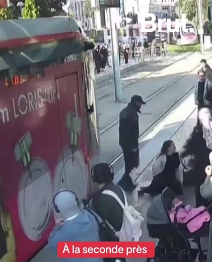 49K views · 745 reactions | ÇA SE PASSE EN TURQUIE / DE PEU, ELLE SE FAISAIT ÉCRASER PAR LE TRAMWAY, SAUVÉE IN-EXTREMIS PAR UN AGENT DE SÉCURITÉ. | Abi-Daman Koné | Facebook