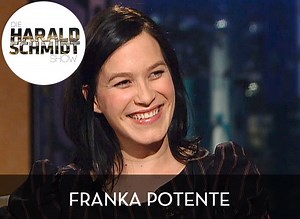 Franka Potente hat die Seiten gewechselt: Sie hat erstmals selbst ein Drehbuch geschrieben und Regie geführt. Ihr Film "Der die Tollkirsche ausgräbt" ist ein Stummfilm - also fast. Sie selbst beschreibt ihn als "kindisch, albern und lustig". Die international erfolgreiche Schauspielerin erzählt außerdem von Dreharbeiten in Hollywood und warum sie es sehr anstrengend fand, mit US-Star Johnny Depp am Set zu sein. Ein Ausschnitt aus der Sendung vom 29.11.2006 | Die Harald Schmidt Show