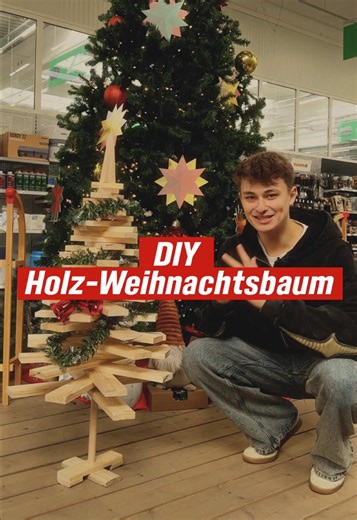 DIY-Weihnachtsdeko-Fans aufgepasst! ✨ So könnt ihr diesen hübschen DIY-Holz-Weihnachtsbaum ganz einfach nachbauen: Material & Zuschnitte: • 6× Holzbretter, ca. 2,43 m • 1× Rundstab, ca. 80 cm • 2× Holzreste, ca. 20×20 cm (für den Fuß) • 1× kleiner Winkel • 2× Schrauben Anleitung: 1. Schneide die Holzbretter pyramidenförmig zu – nutze dafür gern unseren Zuschnittservice. 2. Markiere auf jedem Brett die Mitte und bohre mit einem Lochsägenaufsatz ein Loch (etwas größer als der Durchmesser deines Ru