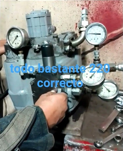 Checando presión de válvula de control Bomba Sundstrand -23