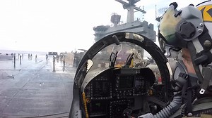 F_A-18 驾驶舱在飞行甲板第一人称视角