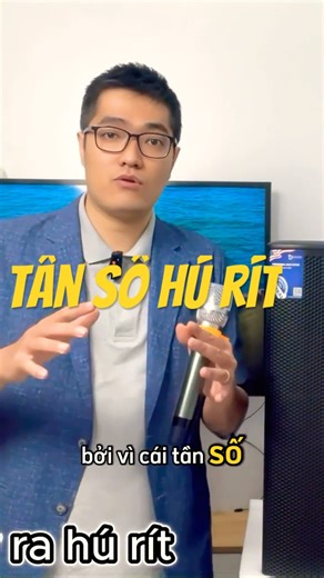 At what frequency does microphone feedback (howling) occur in karaoke systems?