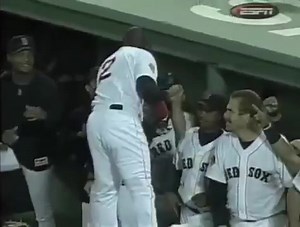 On September 2, 2001, New York #Yankees pitcher Mike Mussina comes agonizingly close to a perfect game, with two outs in the ninth inning, Boston #RedSox batter Carl Everett ends the bid with a single at Fenway Park. A memorable moment in #MLB history. ⚾️🔥 #Baseball | Pinstripes Nation