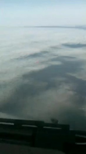 Incredibile avvistamento, un ragazzo nota un enorme oggetto volante, volare sotto il suo aereo. Il razzo dichiara, era enorme ho avuto davvero paura, non era un aereo assolutamente. Da come si vedono le immagini un aereo non è. 07/06/2022 | Ufoglobal Italia