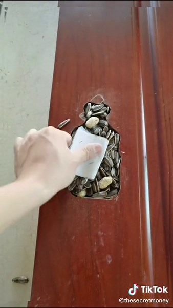 Hide the money in the door frame so your wife won't find it. 😂😂#funny #handmade #foryou #life #manual