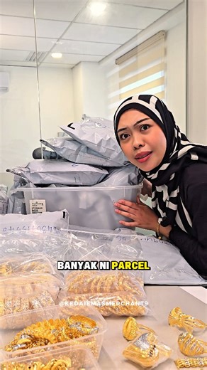 5.9K views · 26 reactions | Serious lah setiap hari parcel banyak macamni?樂朗 Restock & postage setiap hari! Memang meriah tau customer yang purchase secara dalam talian, inikan pula yang setiap hari walkin di semua cawangan kami yang berada di KL, Nilai & JB﫣 jangan tunggu2 tauu datang sekarang and pilih lah item ikut bajet uolls, Miss and team tunggu #M9D | Kedai Emas Merchant9 | Facebook