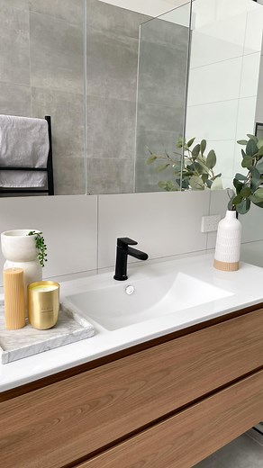 Another top request! Here’s the shower clean routine that not only cleans your shower, but helps keep it cleaner for longer ✨ 1. Start by taking out your drains, emptying them and deodorising them with baking soda and white vinegar 2. Mix white vinegar, dish soap and clove oil in a spray bottle or dish wand, and spray this mix around your shower. The clove oil not only helps rid mould, but also rids the mould spores, which helps keep your shower mould-free for longer! 3. Use a power scrubber or 