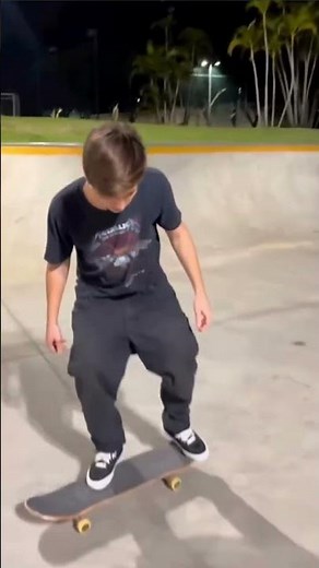 Pants went down while skating #skatingfail #skateboarding #skate #fail #funny #skateboard #skater