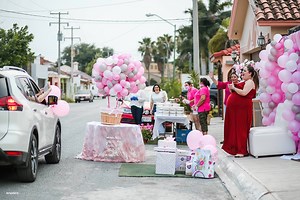 Cecilia no esperaba que al llegar a casa, su esposo y sus padres le tendrían preparado éste desfile de baby shower sorpresa! La llegada de Isabella tendrá éste hermoso recuerdo como anécdota | Magnifik Studio