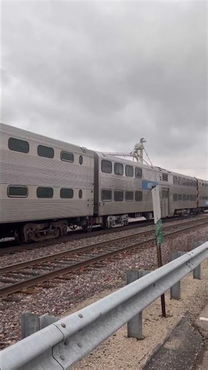 F40PH 157 hauls in 9 car train with wrapped cabcar