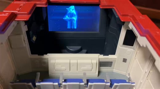 我が家のスターウォーズグッズで一番高かったのはコレスターツアーズの乗り物（スタースピーダー1000）プレイセット中の作り込みも凄いし扉も開閉するし電源に接続すると本編映像も見れちゃう！#Noralive