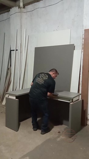 Montagem da mesa home office em L no MDF ópera