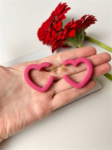 Simple yet elegant heart-shaped hoops will perfectly complement your Valentine’s Day look. 💖💖💖 #marysclaystudio #heartshapedearrings #heartrings #statementearrings #pinkearrings