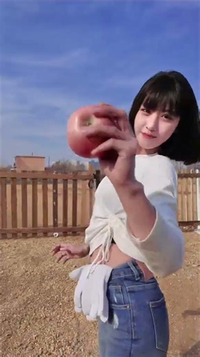 Bowing to Life: A 24-Year-Old DOU Assistant Navigates the 2000s vs. Now