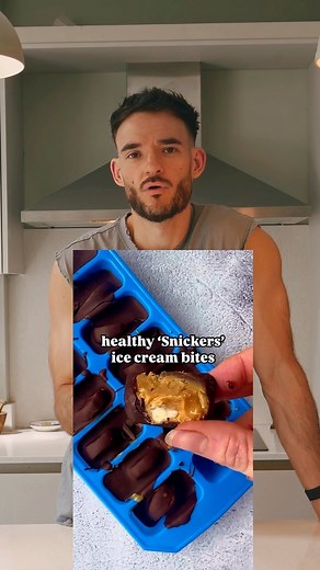 Keith O'Rourke - Online Coach on Instagram: "I love an easy snack 🤤 @mrshollingsworths big fan of these! 🤩 Here’s the deets on the ones I made in this video 👇 MACROS 📱 Full Batch - made 14 servings for me Cals: 598kcals | Pro: 12.9g | Carbs: 57.5g | Fats: 34.4g Per Serving Cals: 42kcals | Pro: 0.9g | Carbs: 4.1g | Fats: 2.4g INGREDIENTS - 80g Banana - 30g Peanut Butter (I used Meridian Farm Crunchy PB) - 70g Dark Chocolate Super easy and incredibly tasty! #frozenchocolatepeanutbutterbananabi