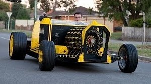 Crean un coche de Lego a tamaño real que supera los 30 km/h