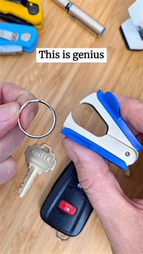 I use a staple remover to attach keys to my key ring #keys #key #keyring #stapleremover | The Daily Diy