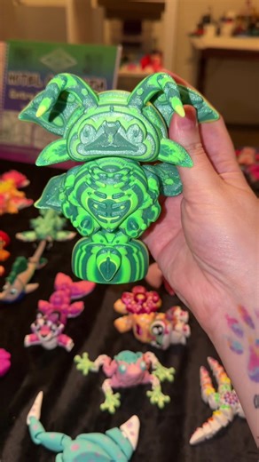 Ce soir une merveille est née! Arka-Vervinya en version Flush Hypnotique voit le jour pour la toute première fois vient la voir en live dès 20h 🌟✨🌟 #draw #plant #green #alien #hand