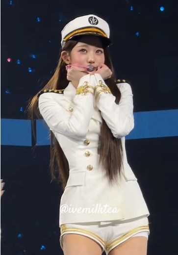 IVE Jang Wonyoung's Cute Sneeze at 4th Fan Concert Day 1