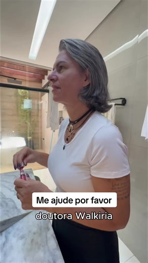 Não é só pai ou mãe que pode praticar alienação parental. Avó, tia, madrasta… qualquer pessoa que conviva com a criança e manipule seus sentimentos responde judicialmente. Parentes também erram. E a lei também alcança. 💬 Isso já aconteceu na sua família? Escreve “EU SEI”. 📲 e já me segue pra saber mais dos seus direitos # #AlienacaoParental #FamiliaPaterna #GuardaCompartilhada #DireitoDaCrianca #AdvogadaDeFamilia