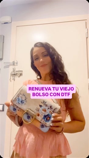TUTORIAL DTF!! Ahora gracias al DTF, en este caso del @elniudelart y pinturas textiles puedes RENOVAR GRATIS TU ARMARIO dándole un nuevo look y estilo a tus prendas. Este bolso ya estaba algo feo y desgastado, pero ahora luce precioso, moderno y lo mejor de todo, es una pieza única y exclusiva. Anímate a darle otra vida a tus prendas con DTF y pintura textil. Es una forma de renovar gratis tu armario siendo sostenible, con una economía circular reciclando lo que ya tienes. 🥰 #creaysuenaenpapel 