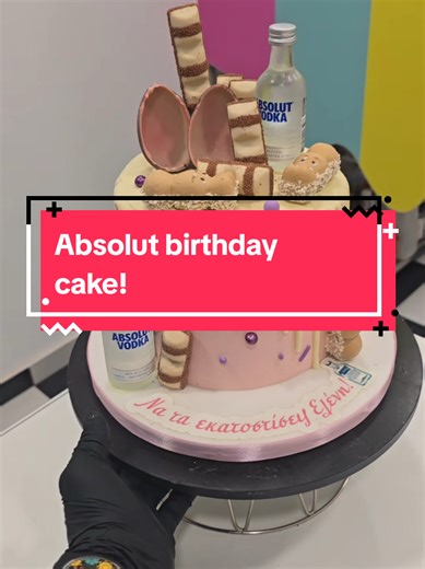 🥂 «Η τούρτα που δεν ρώτησε αν είσαι έτοιμος» Αυτή η τούρτα δεν φτιάχτηκε για να σταθεί όμορφα στο τραπέζι. Φτιάχτηκε για να προκαλέσει. Στέκεται εκεί, ροζ και “αθώα”, αλλά από πάνω της έχει μαζευτεί όλο το party plan: μπουκάλι όρθιο, γλυκά πεταμένα σαν να πέρασαν φίλοι από πριν, και drip που στάζει με το ίδιο πάθος που στάζουν οι αποφάσεις μετά το τρίτο ποτό. Δεν υπόσχεται αυτοσυγκράτηση. Δεν υπόσχεται μέτρο. Υπόσχεται μόνο ότι η βραδιά θα ξεφύγει και κανείς δεν θα ζητήσει συγγνώμη γι’ αυτό. Εί