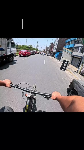 Ruteando por las calles de Lima. Esquivando el tráfico. Todo fluye mejor en bicicleta. #ciclismo #mtb #biciclets #bravobike #ciclismourbano