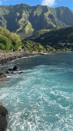 💚Tahuata in the Marquesas - where time stands still. This spectacular tiny island with its deep blues seas and steep volcanic lush green peaks home to less than a thousand people … breathtaking natural beauty 🩷 Home to our friends from Tahiti who had headed home for Christmas … #Tahuata #marqueasas #islandlife #frenchpolynesia | Unique Tahiti